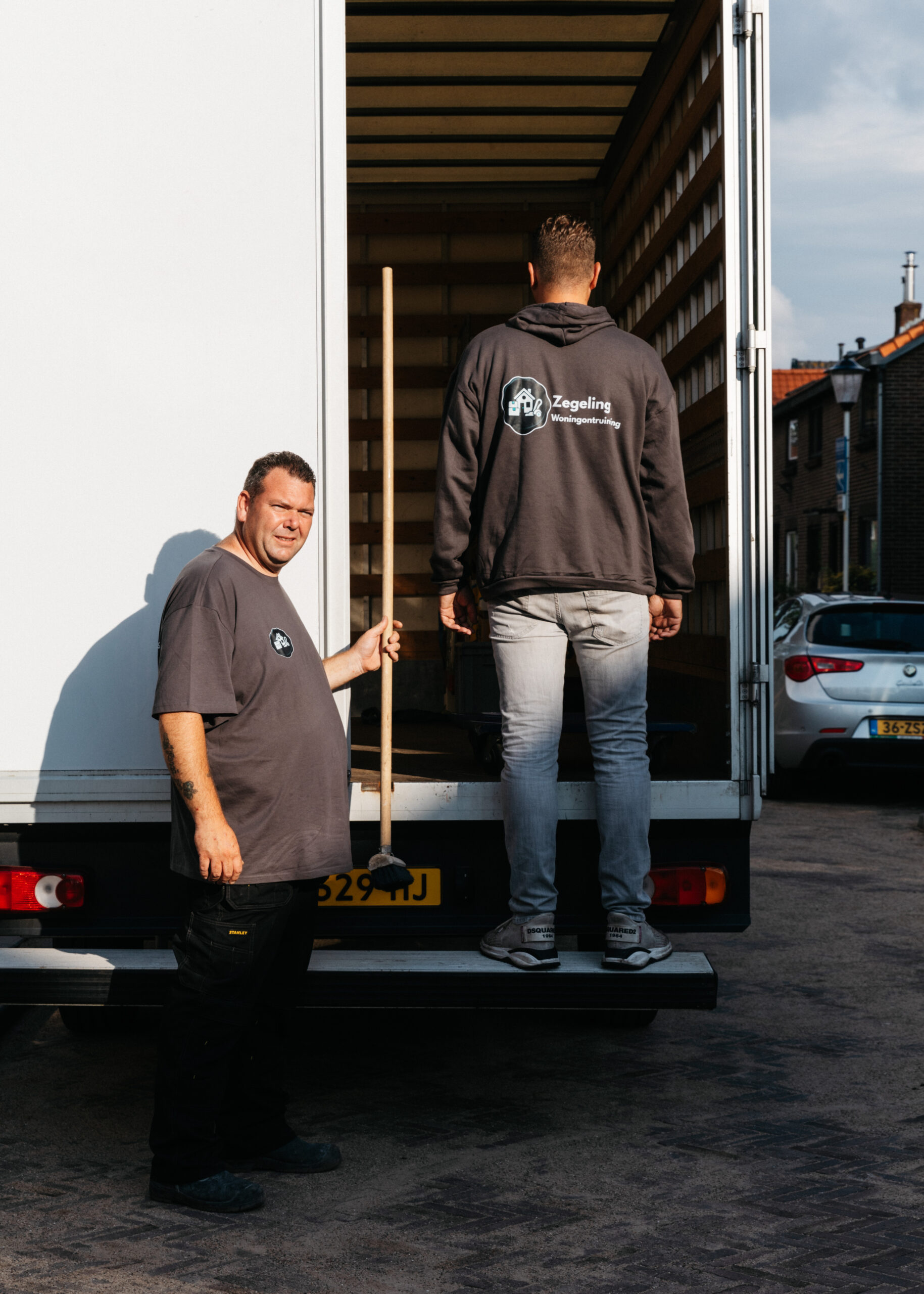 Zegeling ontruimt een bedrijfspand na een faillissement in opdracht van de curator